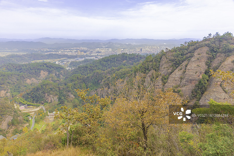湖北省宜昌市，远安县鸣凤山山顶远眺，丹霞地貌，远安县成，国家4A级景区图片素材
