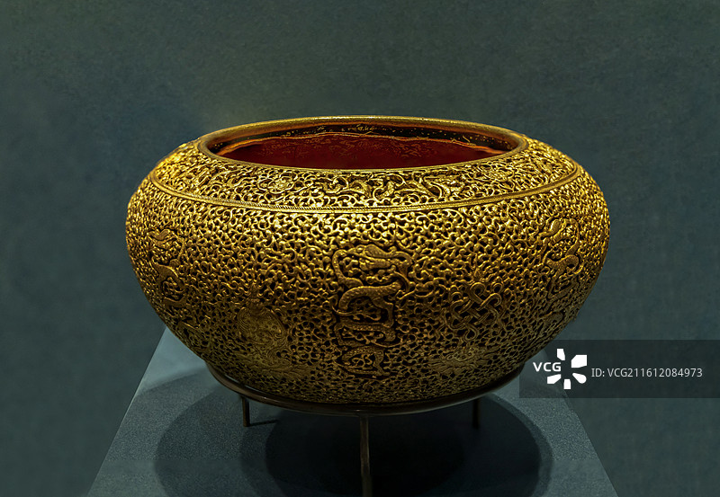 北京故宫“庆祝中泰建交50周年文物特展”：铁鋄金缠枝莲托八吉祥龙纹钵（清，故宫博物院藏）图片素材