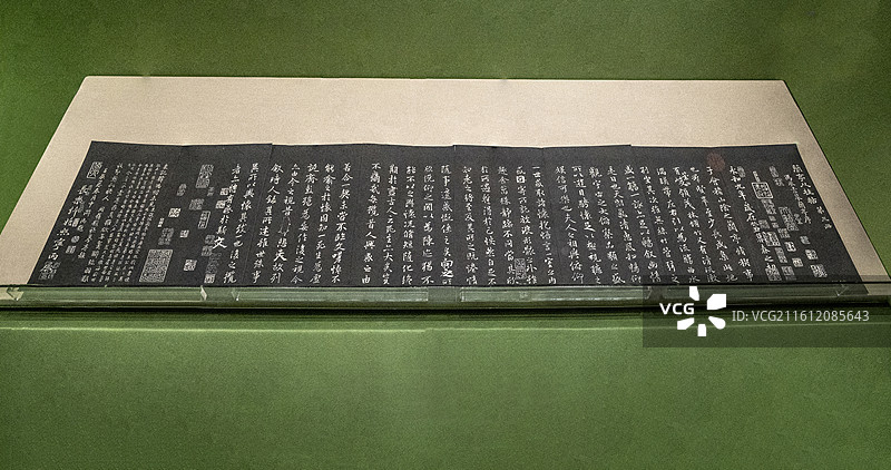 北京故宫“百年守护——从紫禁城到故宫博物院”展：清拓兰亭八柱帖册（仿制品，清，墨纸）图片素材