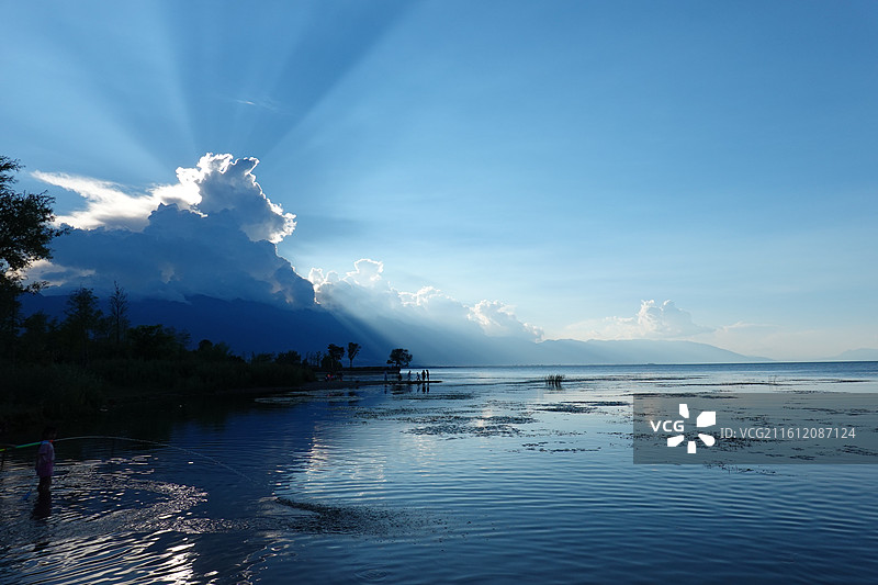 云南大理苍山洱海傍晚蓝调暮光晚霞：云隙光耶稣光丁达尔效应图片素材