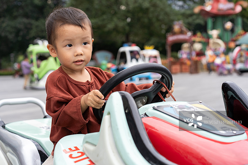 和爸爸在户外广场儿童区玩耍的2岁多小男孩图片素材