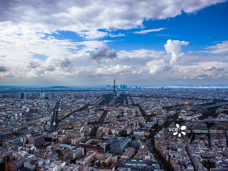 法国巴黎蒙帕纳斯大楼，以绝佳视角呈现出蓝天白云映衬下的埃菲尔铁塔。图片素材