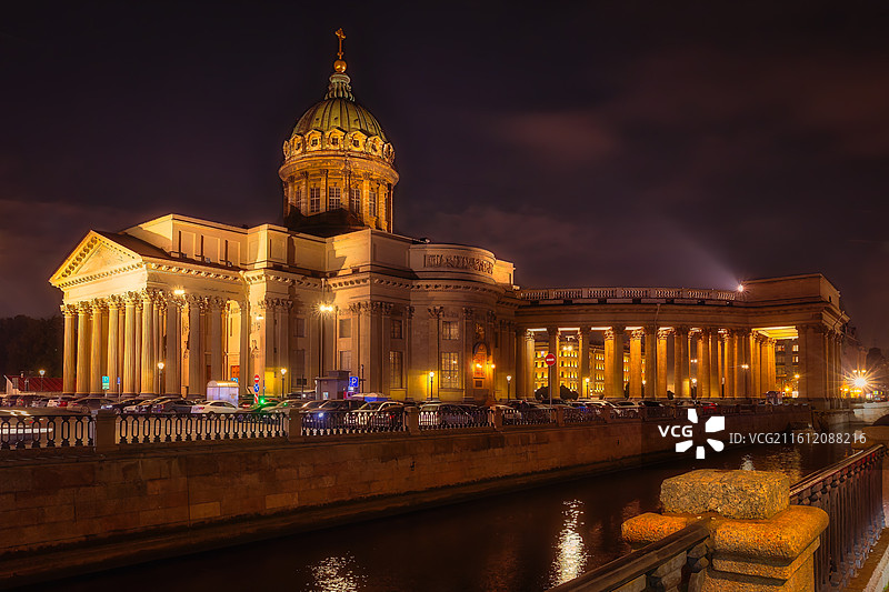 俄罗斯圣彼得堡喀山大教堂：涅瓦河畔的新古典主义夜之光辉图片素材