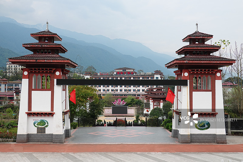 西藏林芝市墨脱县莲花圣地公园莲花湖大门牌坊图片素材