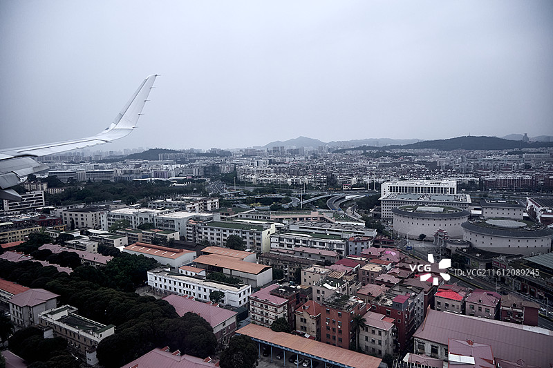 假期旅行交通运输出行方式民航客机飞机舷窗高空云朵图片素材