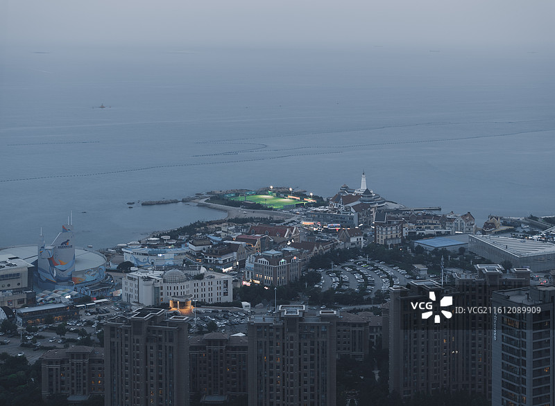 城市风光夜景天际线-青岛城市夜景与山脉天际线｜黄昏住宅建筑群留白背景｜横拍图片素材