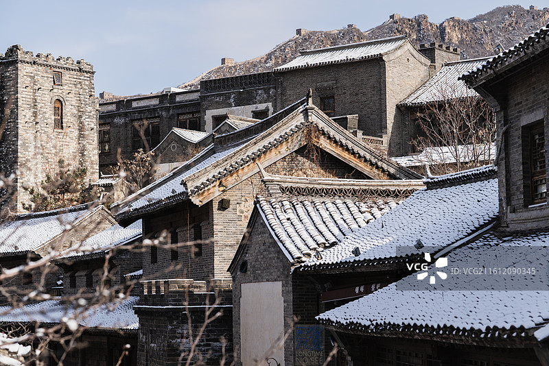 北京古北水镇雪景，长城脚下的仿古建筑群图片素材