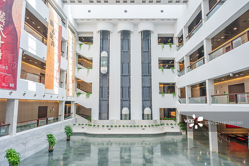 深圳博物馆古代艺术馆建筑内部风光和胶囊电梯图片素材
