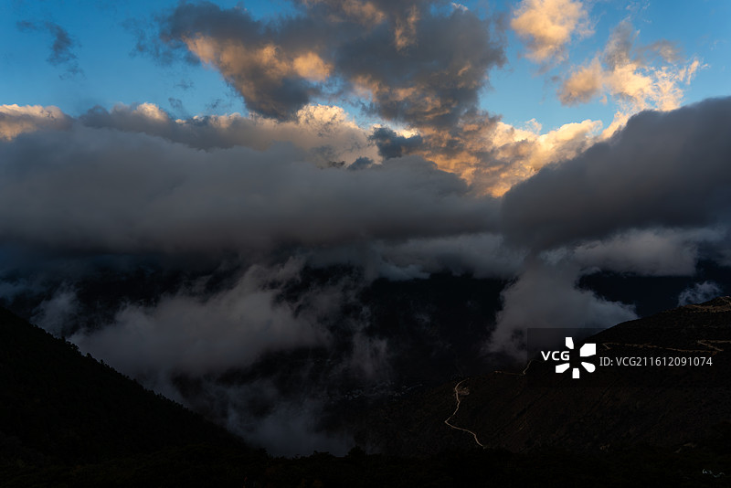 被云覆盖的梅里十三峰（梅里雪山飞来寺观景台）图片素材