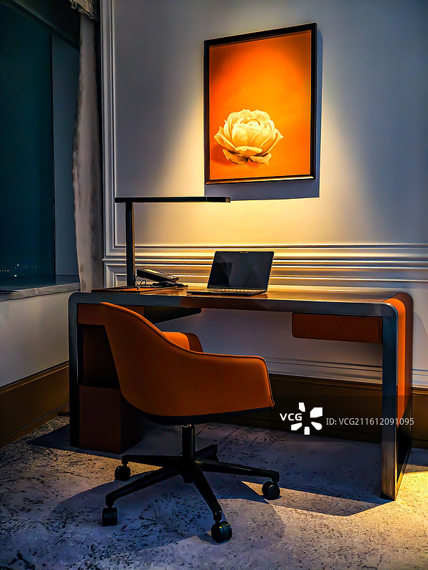 氛围浓厚的办公桌图片素材