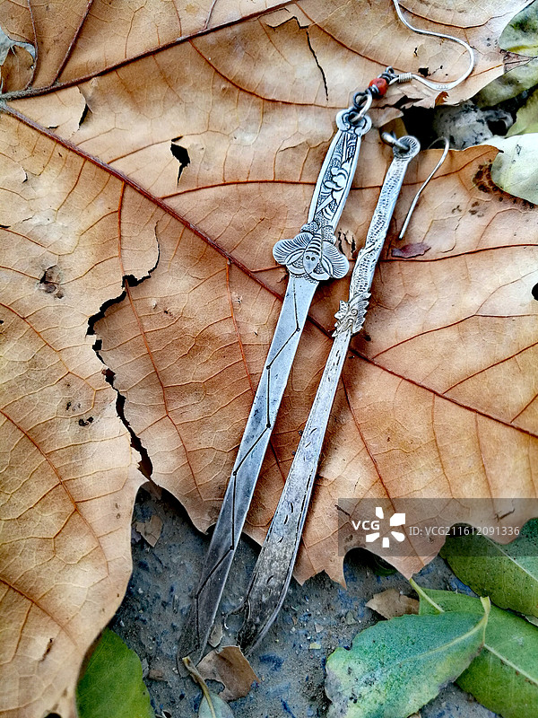 老银首饰品。坐莲童子。古代纹饰刀剑耳坠人物文字老物件图片素材