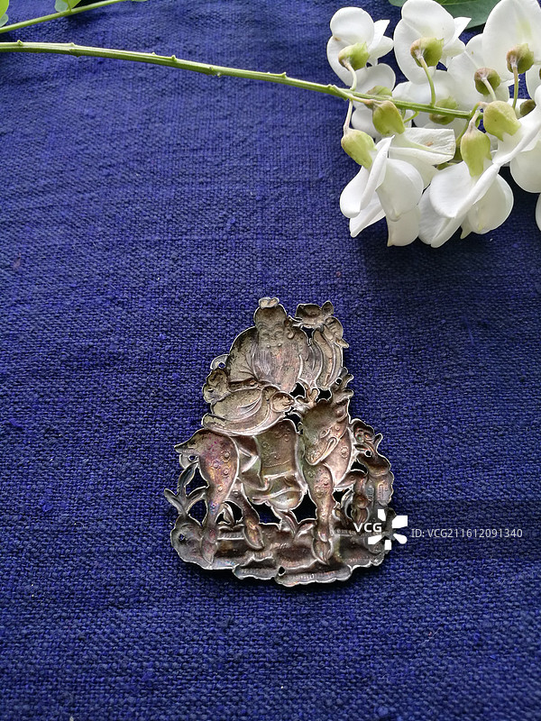 老银锁香囊首饰品。槐花古代人物纹饰猴子老粗蓝色棉粗布图片素材