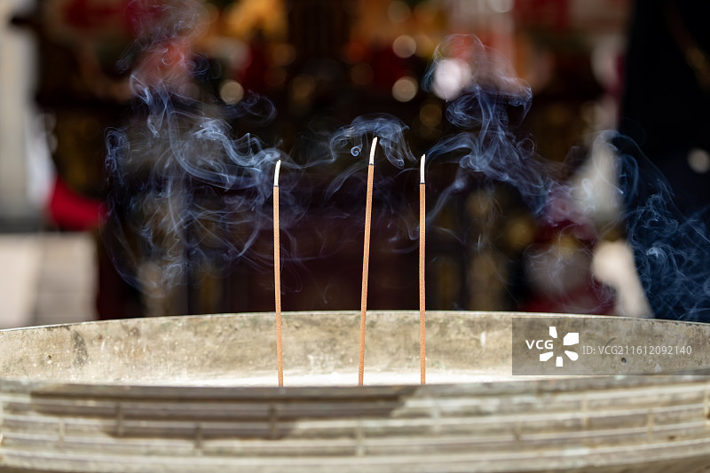 熏香棒在碗里冒烟燃烧图片素材