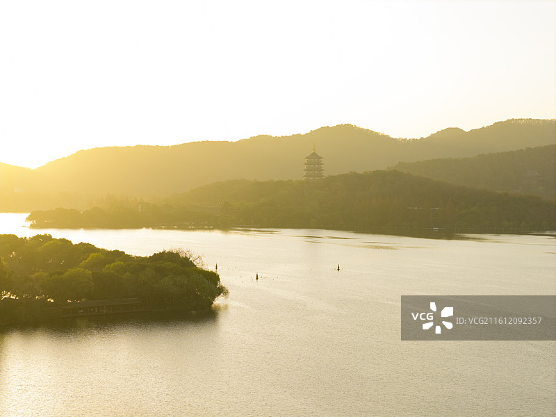 清晨日出下的雷峰塔，古韵与自然的和谐图片素材