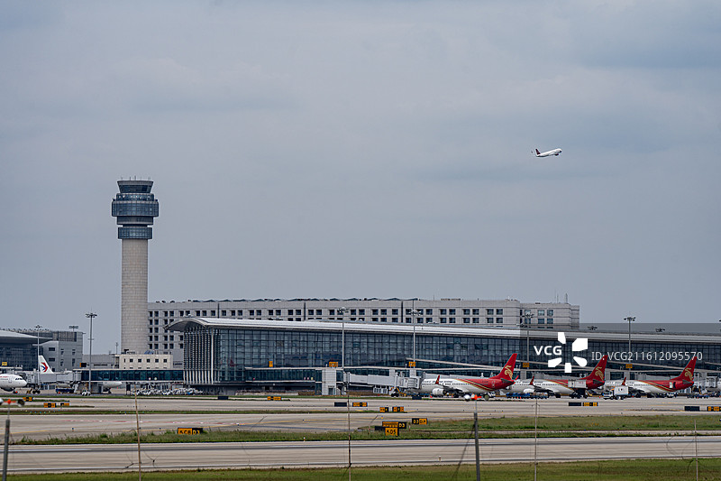 一架飞机从机场起飞图片素材