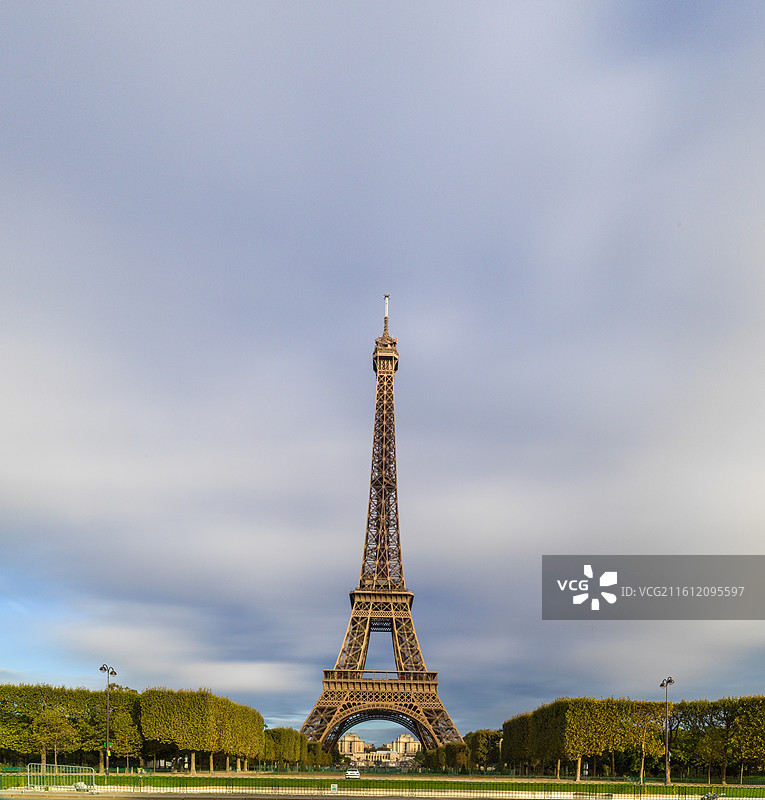 2015年9月18日在法国巴黎拍摄的埃菲尔铁塔照片，运用摄影慢门技法，完美捕捉了灯光映照下独特景致。图片素材