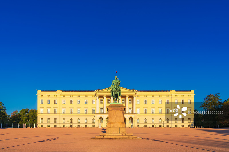 北欧Oslo奥斯陆王宫Det kongelige slott，新古典主义建筑，卡尔·约翰国王骑马铜像图片素材