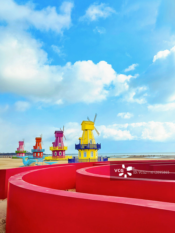威海乳山银滩大拇指风从海上来彩色童话风车打卡地图片素材
