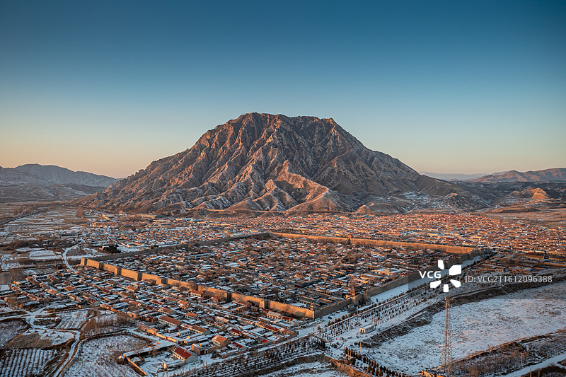 航拍河北怀来鸡鸣驿日落雪景图片素材