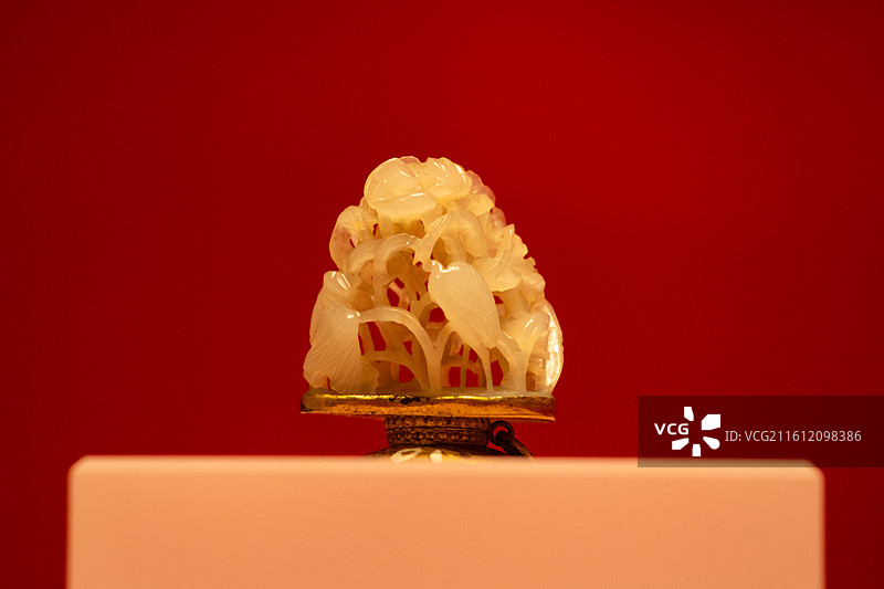 镂雕“荷塘鹭鸟”玉帽顶，明代荆藩珍宝的文化密码展（佛山祖庙），蕲春县博物馆藏图片素材