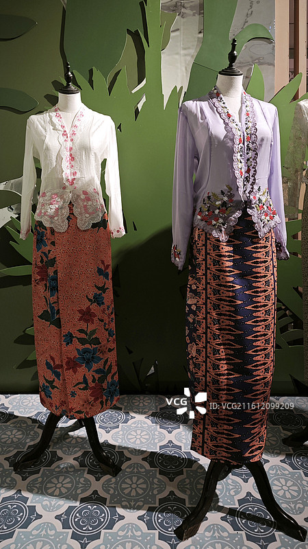 北京市首都博物馆峇峇娘惹土生华人粉彩瓷器服装金饰绣品首饰织物龙纹百子图图片素材