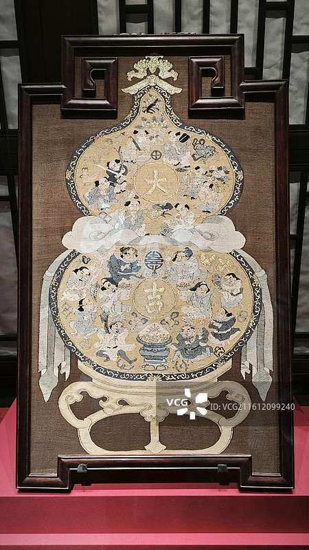 北京市首都博物馆峇峇娘惹土生华人粉彩瓷器服装金饰绣品首饰织物龙纹百子图图片素材