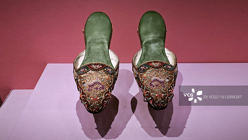 北京市首都博物馆峇峇娘惹土生华人粉彩瓷器服装金饰绣品首饰织物龙纹百子图图片素材