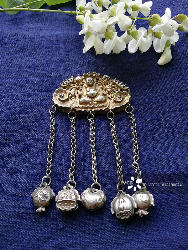 老银锁香囊首饰品。槐花古代人物纹饰猴子老粗蓝色棉粗布图片素材