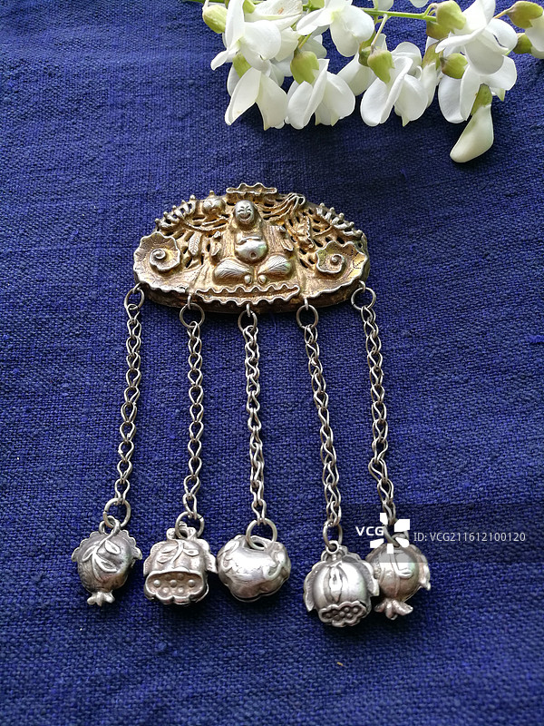 老银锁香囊首饰品。槐花古代人物纹饰猴子老粗蓝色棉粗布图片素材