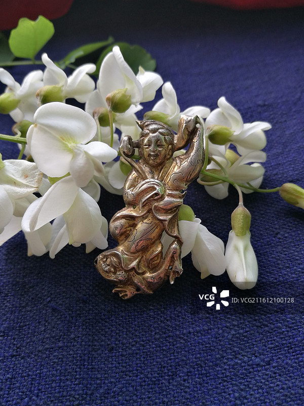 老银锁香囊首饰品。槐花古代人物纹饰猴子老粗蓝色棉粗布图片素材