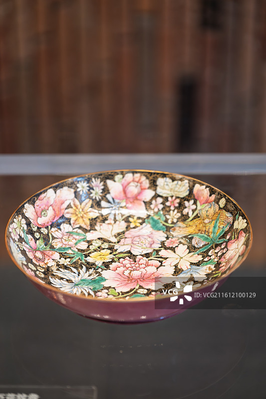 粉彩黑地描金万花纹盘-清光绪图片素材