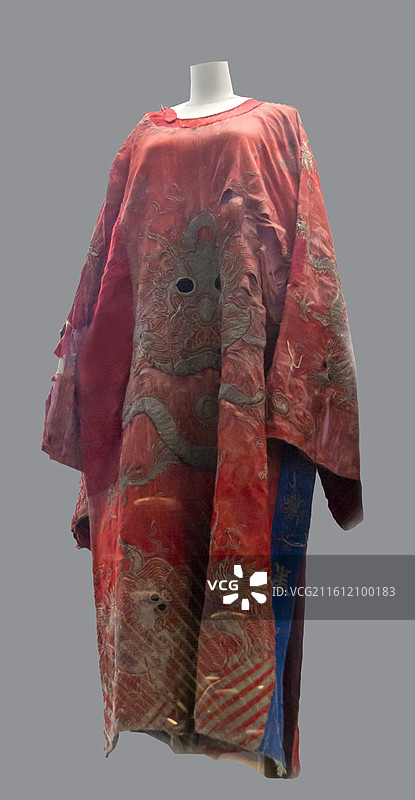 北京市永定河文化博物馆（门头沟区博物馆）“从历史走来的门头沟”展：山梆子戏袍——红蟒袍（现代）图片素材