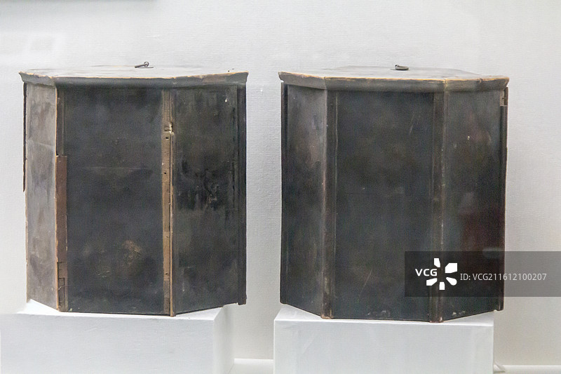 北京市永定河文化博物馆（门头沟区博物馆）“从历史走来的门头沟”展：民间花会表演地秧歌的钱粮挑子图片素材