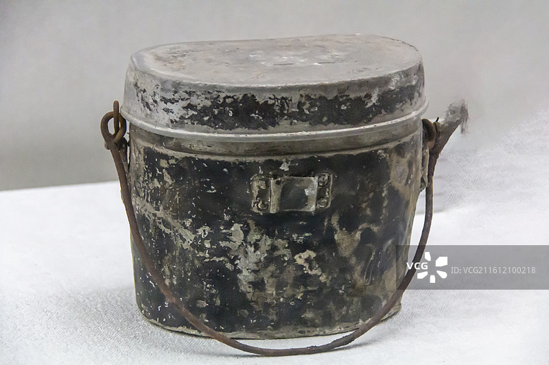 北京市永定河文化博物馆（门头沟区博物馆）“从历史走来的门头沟”展：熟铝饭盒（抗战时期，龙泉龙泉务村）图片素材