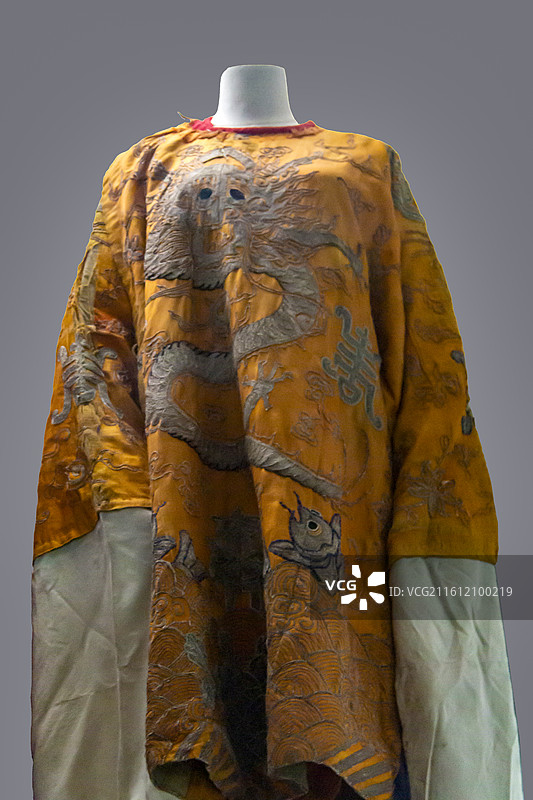 北京市永定河文化博物馆（门头沟区博物馆）“从历史走来的门头沟”展：山梆子戏袍——红蟒袍（现代）图片素材