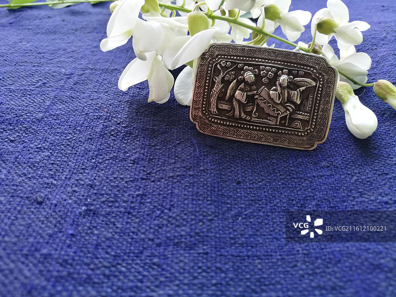 老银锁香囊首饰品。槐花古代人物纹饰猴子老粗蓝色棉粗布图片素材
