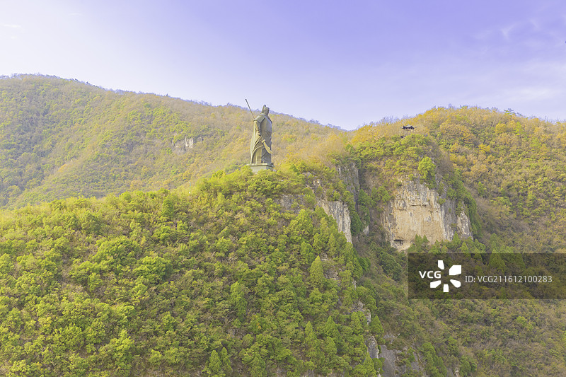 湖北省襄阳市：南漳县春秋寨南面的笔架山上的关公雕像 ，国家4A级景区，碧绿的河水图片素材