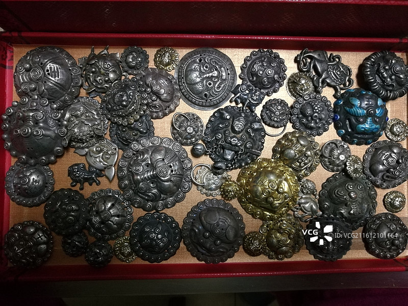 老银首饰品。老物件收藏品古董。辟邪保平安图片素材