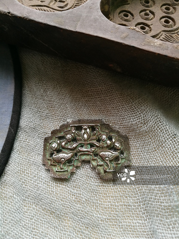 老银首饰品。坐莲童子。古代纹饰刀剑耳坠人物文字老物件图片素材