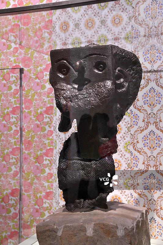 巴勃罗·毕加索《络腮胡男人胸像》青铜雕塑图片素材