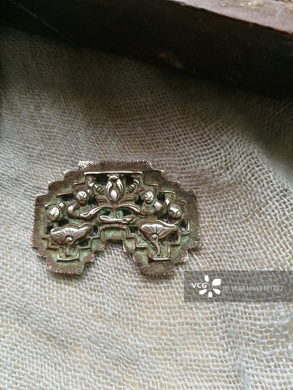 老银首饰品。坐莲童子。古代纹饰刀剑耳坠人物文字老物件图片素材