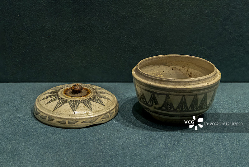 北京故宫“金邻共曜——庆祝中泰建交50周年文物特展”：釉下彩蕉叶纹盖罐（17—18世纪，故宫博物院藏图片素材