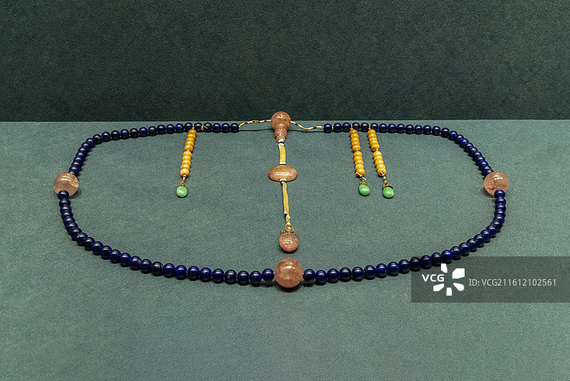 北京故宫“金邻共曜——庆祝中泰建交50周年文物特展”：青金石朝珠（清，故宫博物院藏）图片素材