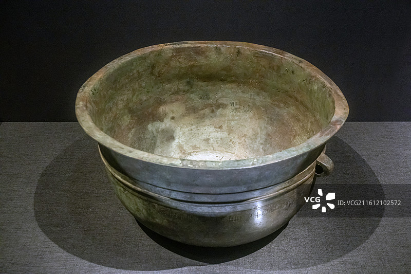 南昌汉代海昏侯国遗址博物馆"昌邑食官"青铜鋗图片素材