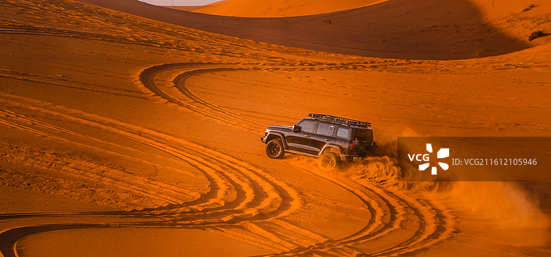 腾格里沙漠越野图片素材