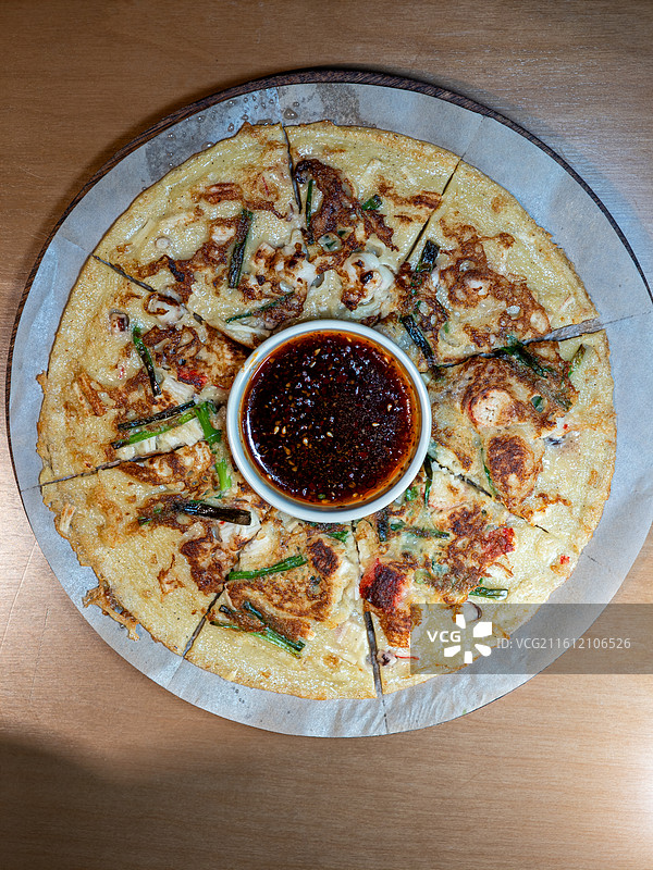 搭配蘸酱的韩式海鲜煎饼图片素材