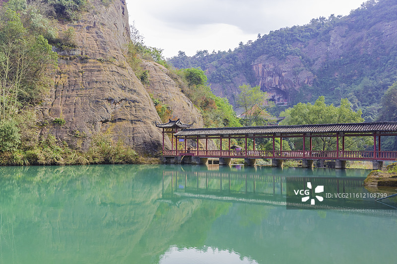 湖北省宜昌市，远安县鸣凤山明心潭，丹霞地貌，碧水，芦花白，国家4A级景区图片素材