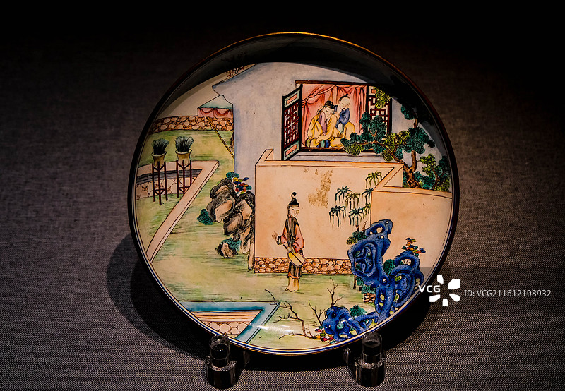 铜胎画珐琅西厢记人物故事图盘图片素材