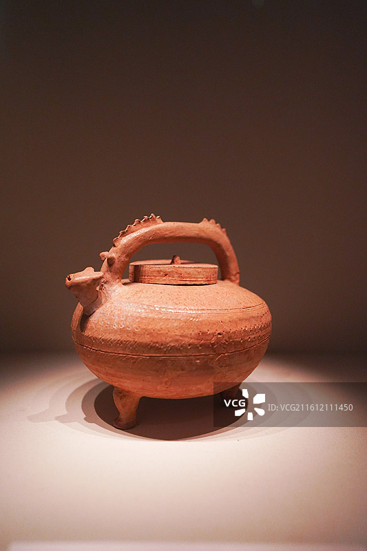 中国国家博物馆藏战国龙梁原始瓷盉图片素材