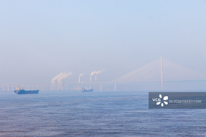 晨雾中的沪苏通长江公铁大桥风光图片素材